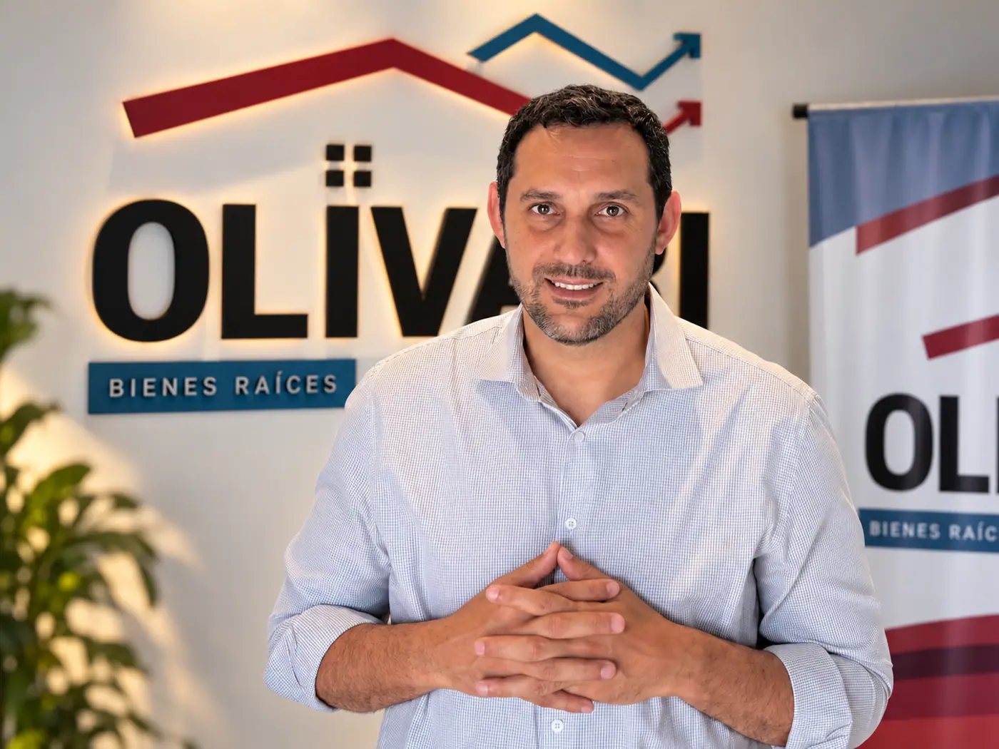 Víctor Olivari en la oficina de Olivari Bienes Raíces