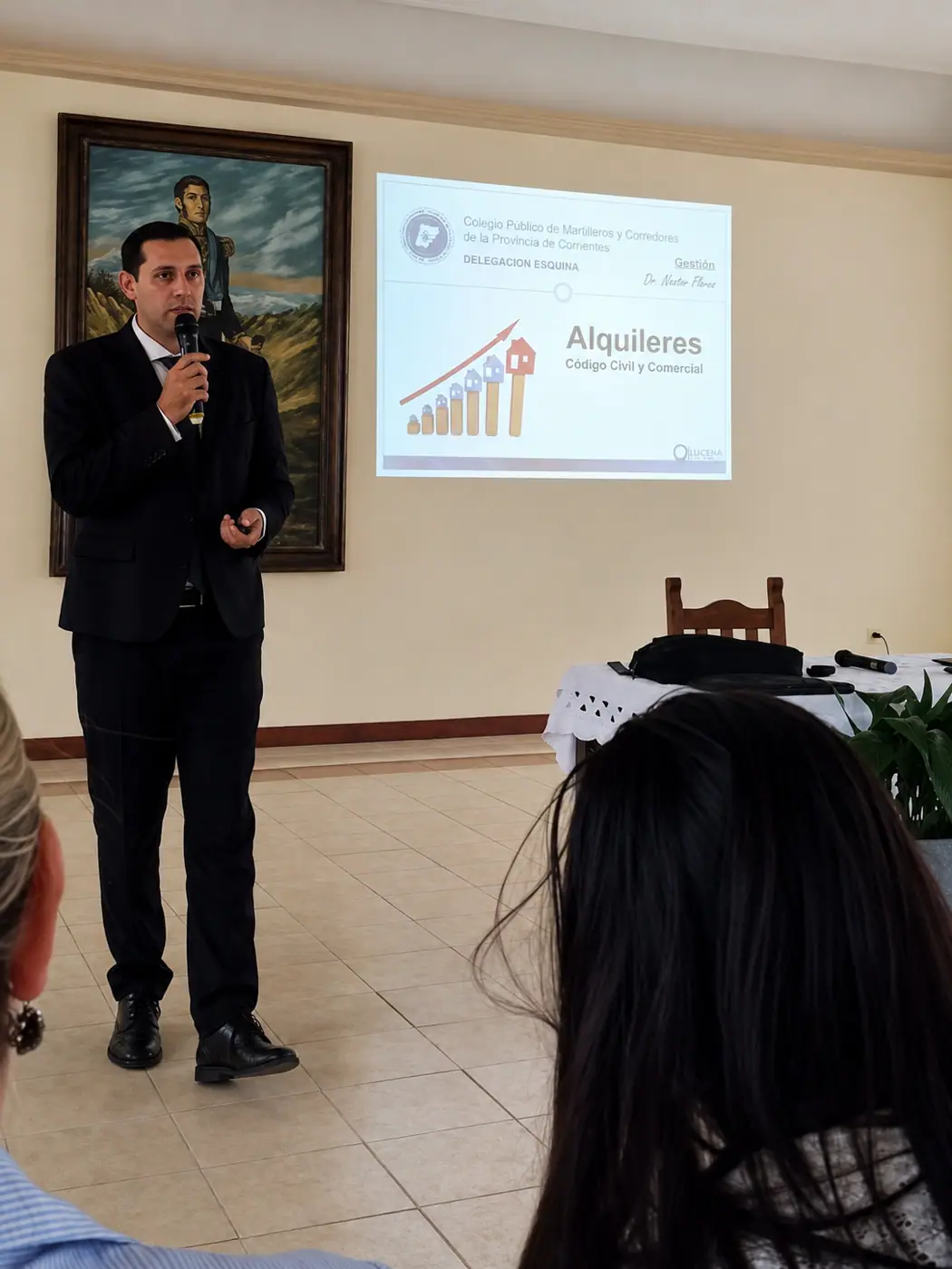 Víctor Olivari expone sobre alquileres con un micrófono