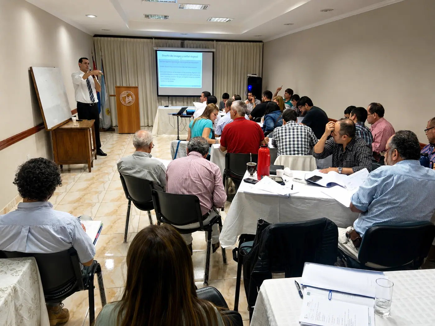 Víctor Olivari expone frente a los asistentes de un taller presencial