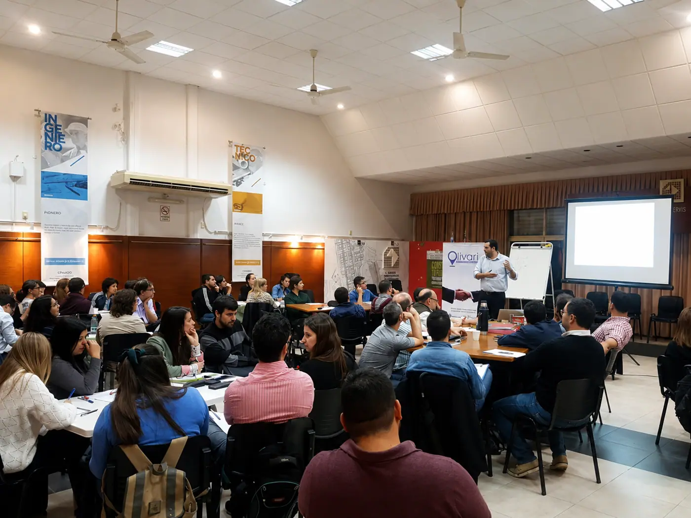 Participantes y docente trabajando en un aula durante una capacitación