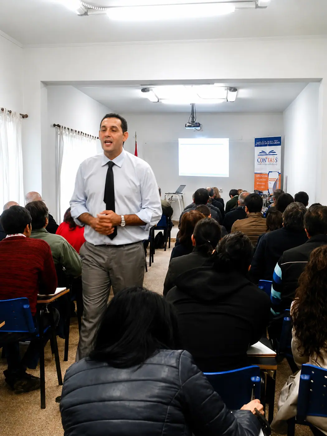 Víctor Olivari recorre el aula entre los asistentes de una capacitación