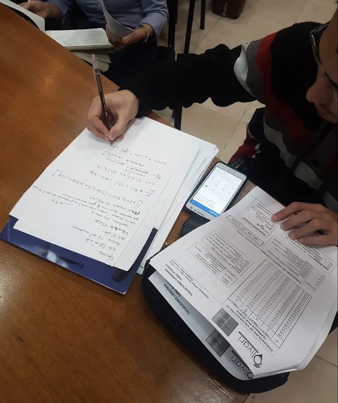 Participantes reunidos durante una capacitación profesional