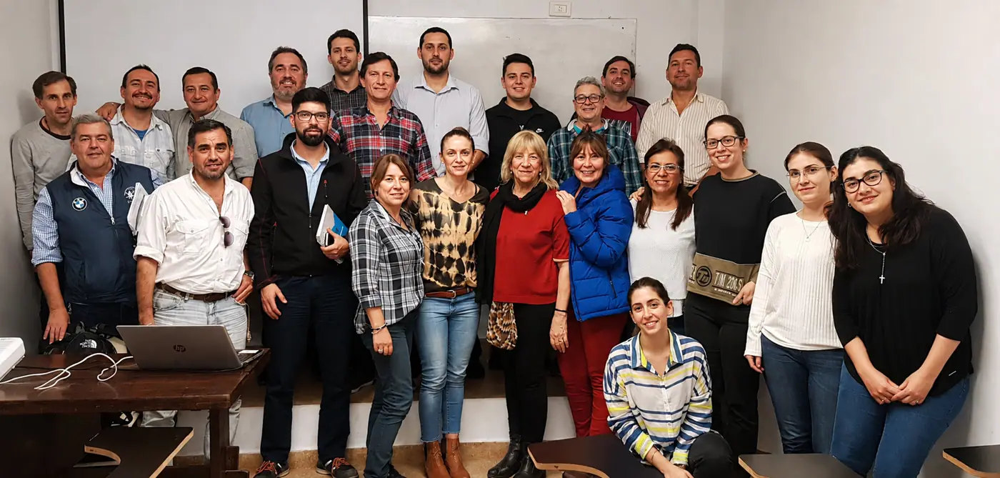 Foto grupal con los participantes de una capacitación en el Colegio de Martilleros