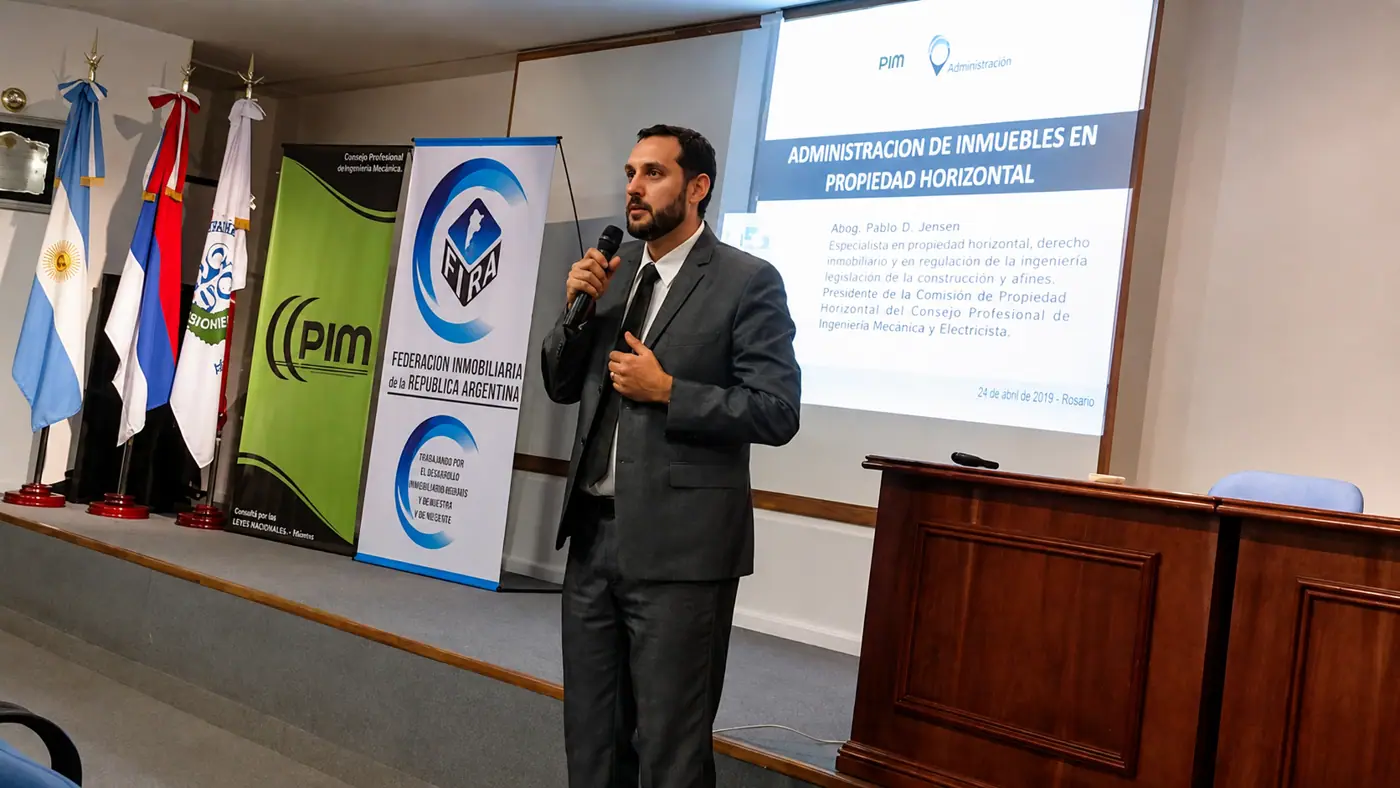 Víctor Olivari con micrófono durante una jornada de formación profesional