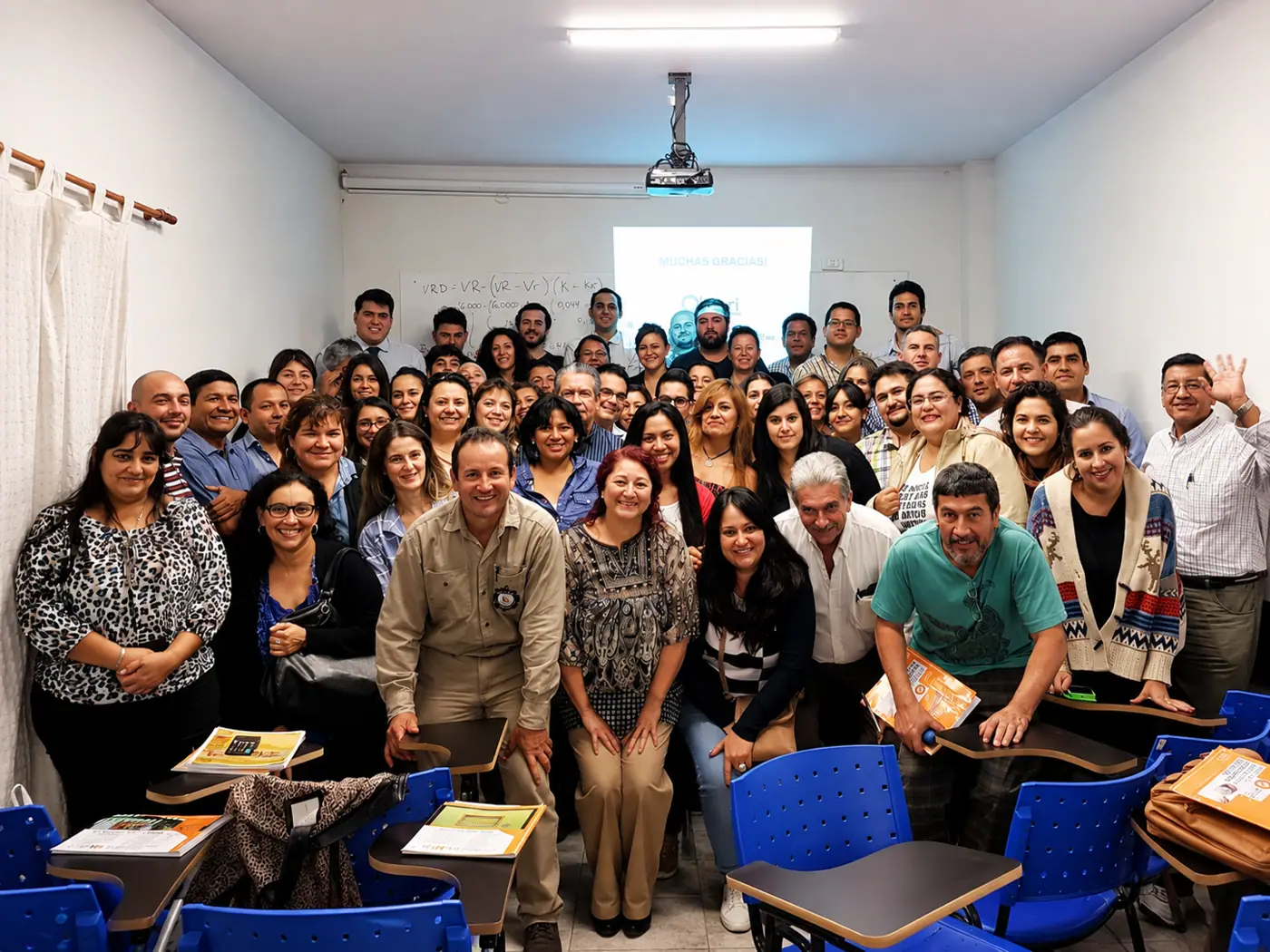 Participantes reunidos al finalizar un curso en el aula