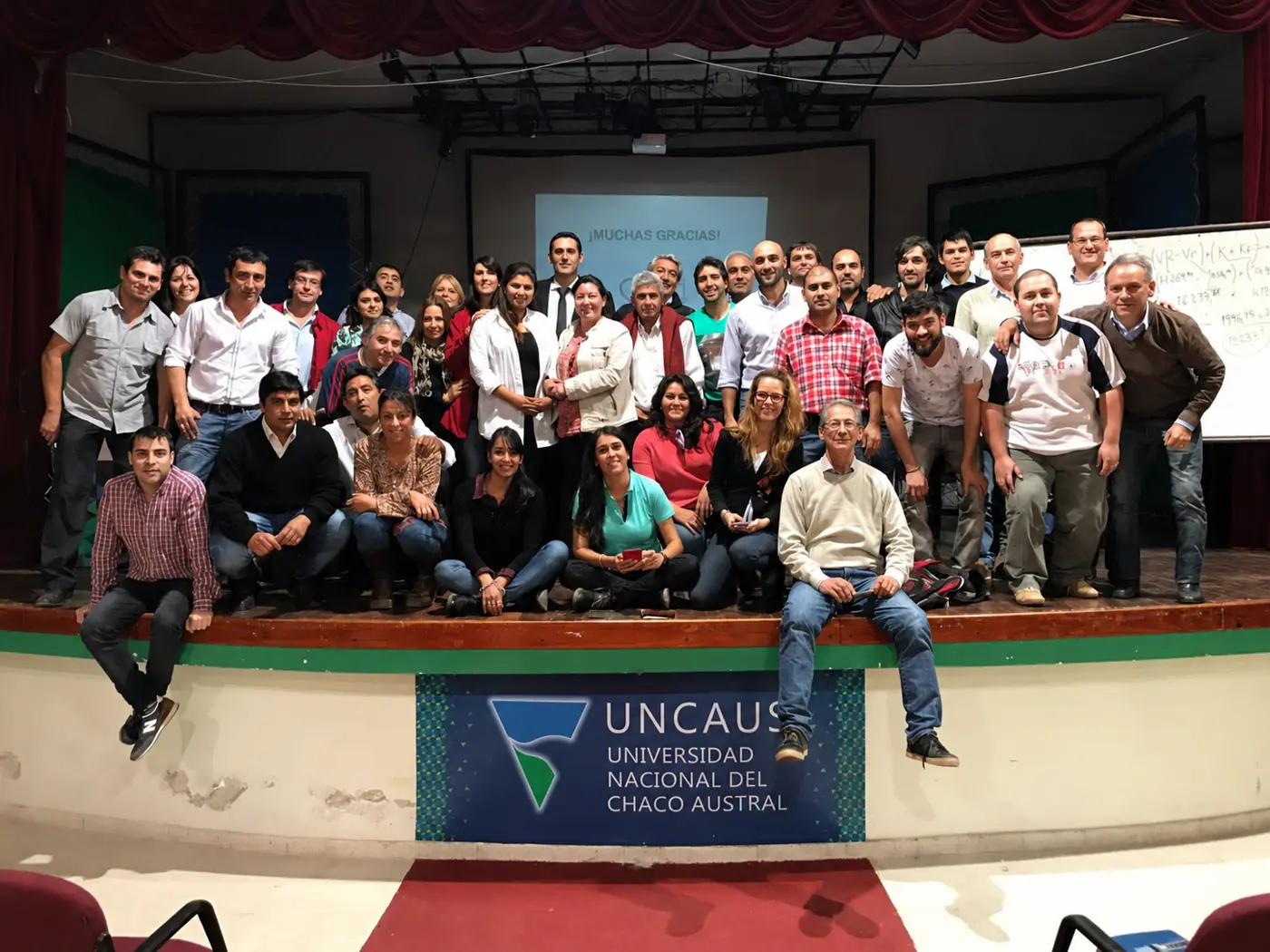Foto colectiva de los participantes sobre el escenario de la UNCAUS