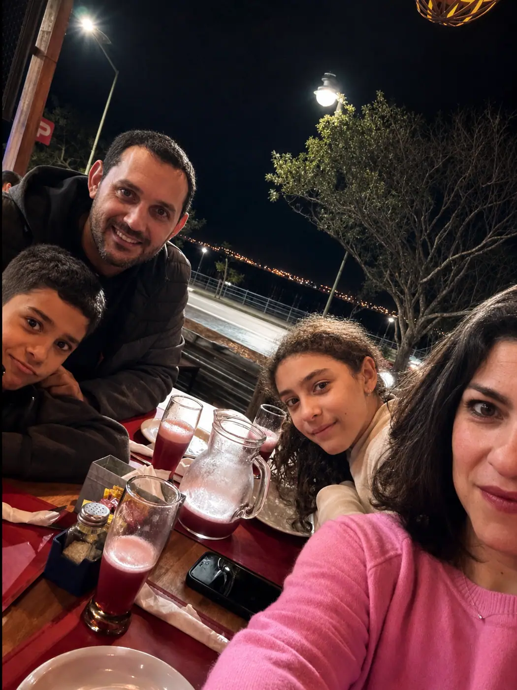 Víctor Olivari junto a su familia