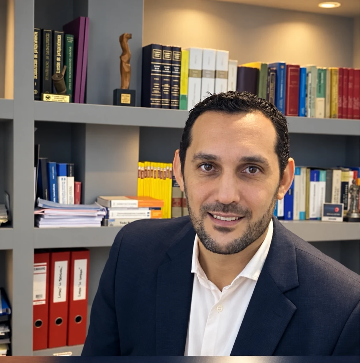 Víctor Olivari en su biblioteca