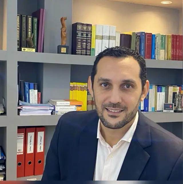 Víctor Olivari en su biblioteca