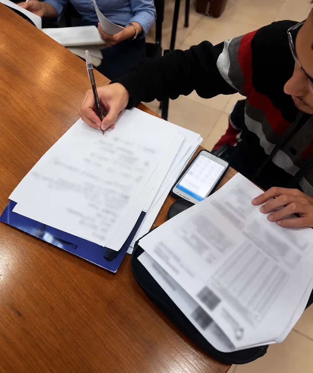 Documentación y planillas sobre la mesa de trabajo de una tasación