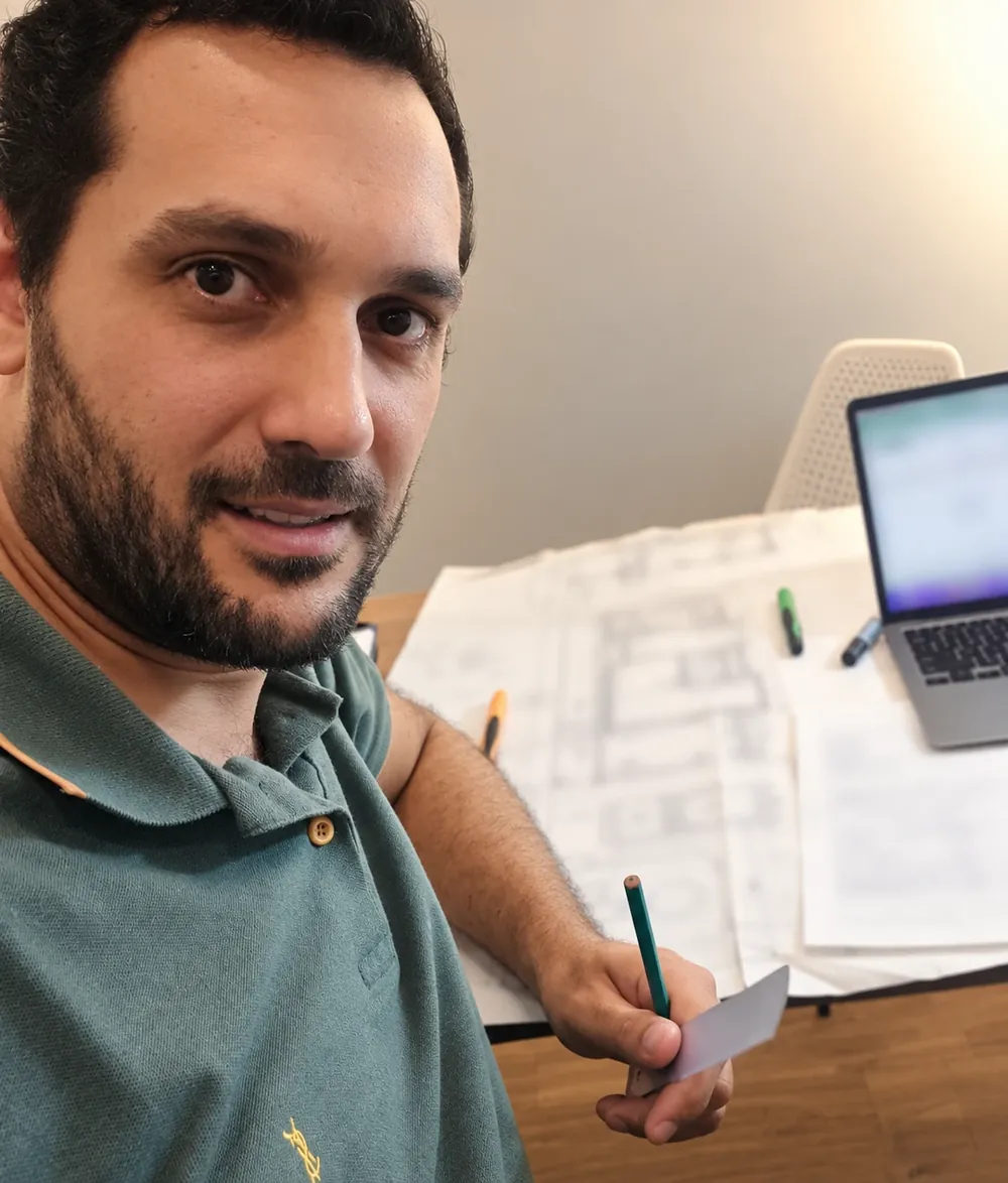 Víctor Olivari trabajando sobre los planos de un inmueble